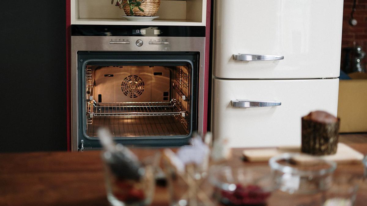 Meter medio limón en el horno: el gesto que cada vez hace más gente para dejarlo como el primer día y libre de malos olores