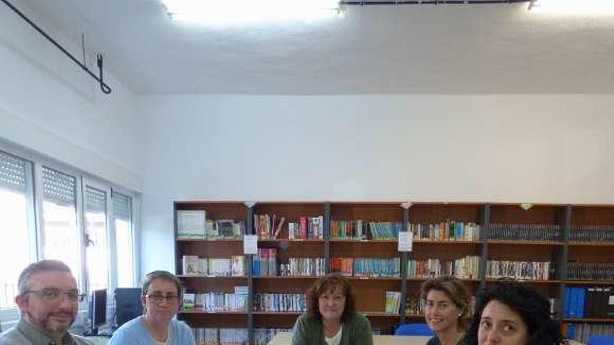 Por la izquierda, Feliciano Suárez; la secretaria, Mónica González; Elvira Menéndez, ordenanza; Teresa Pérez, jefa de estudios, y Begoña Cueto.