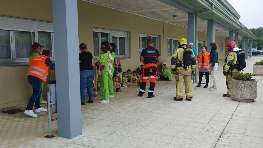 Simulacro de incendio en un colegio de Portonovo