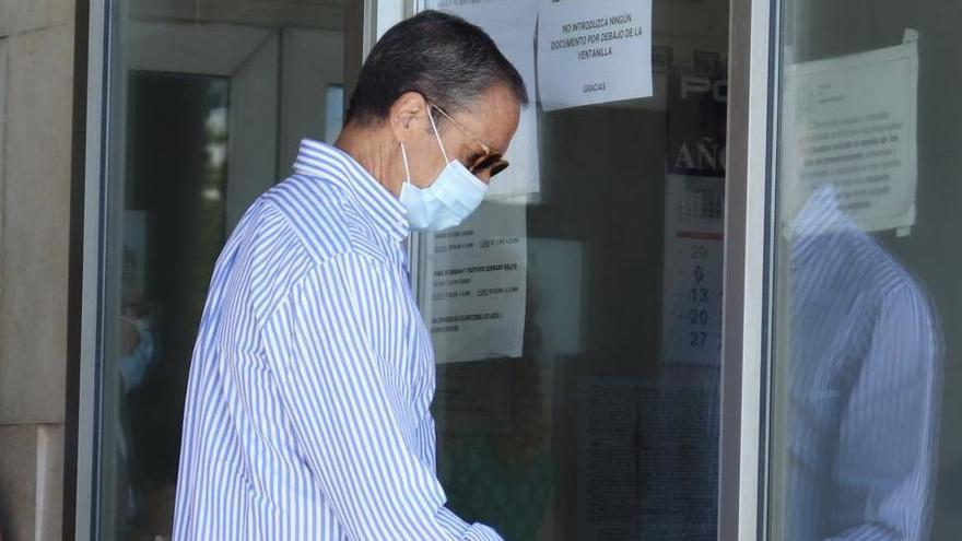 Eduardo Zaplana durante su comparecencia semanal ante el juzgado de guardia, el pasado lunes.