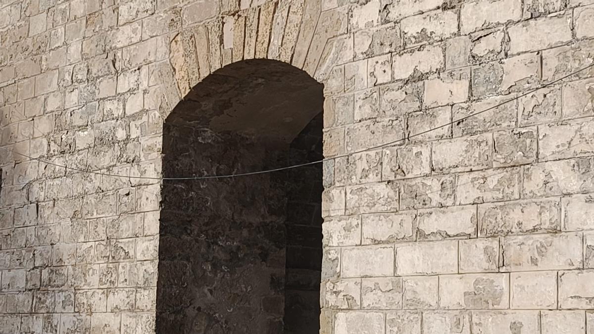 Parte del cableado quedó descolgado junto a una de las entradas