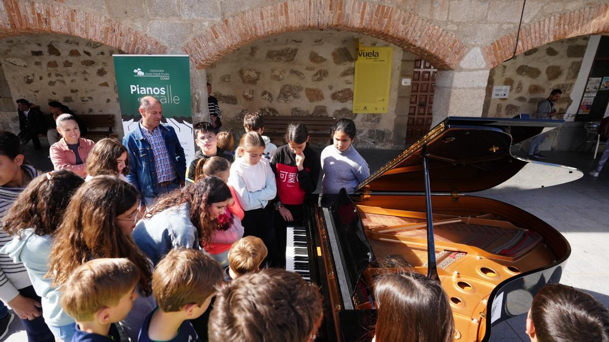 Primera jornada de 'Pianos en la calle', que alcanza su sexta edición, celebrada en la provincia.
