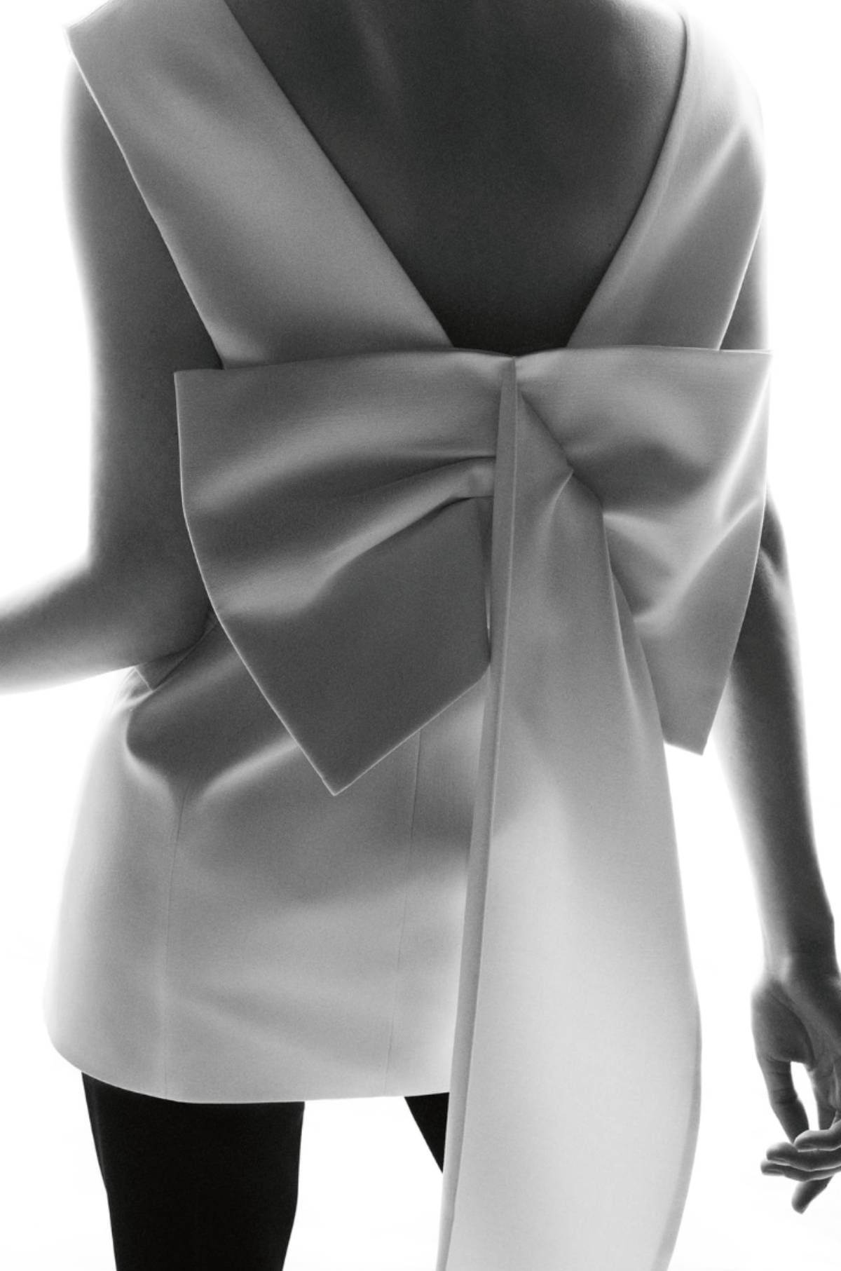 Detalle del lazo de la espalda del chaleco blanco de Zara