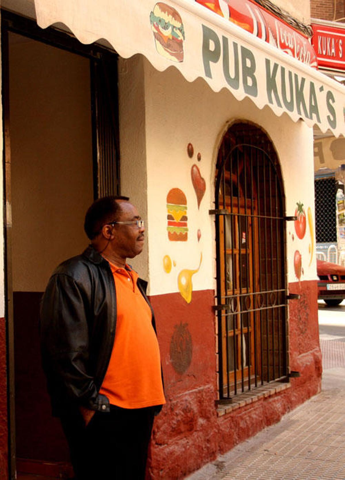 Vicente Alberto mira al futuro después de 30 años regentado el Kuka's