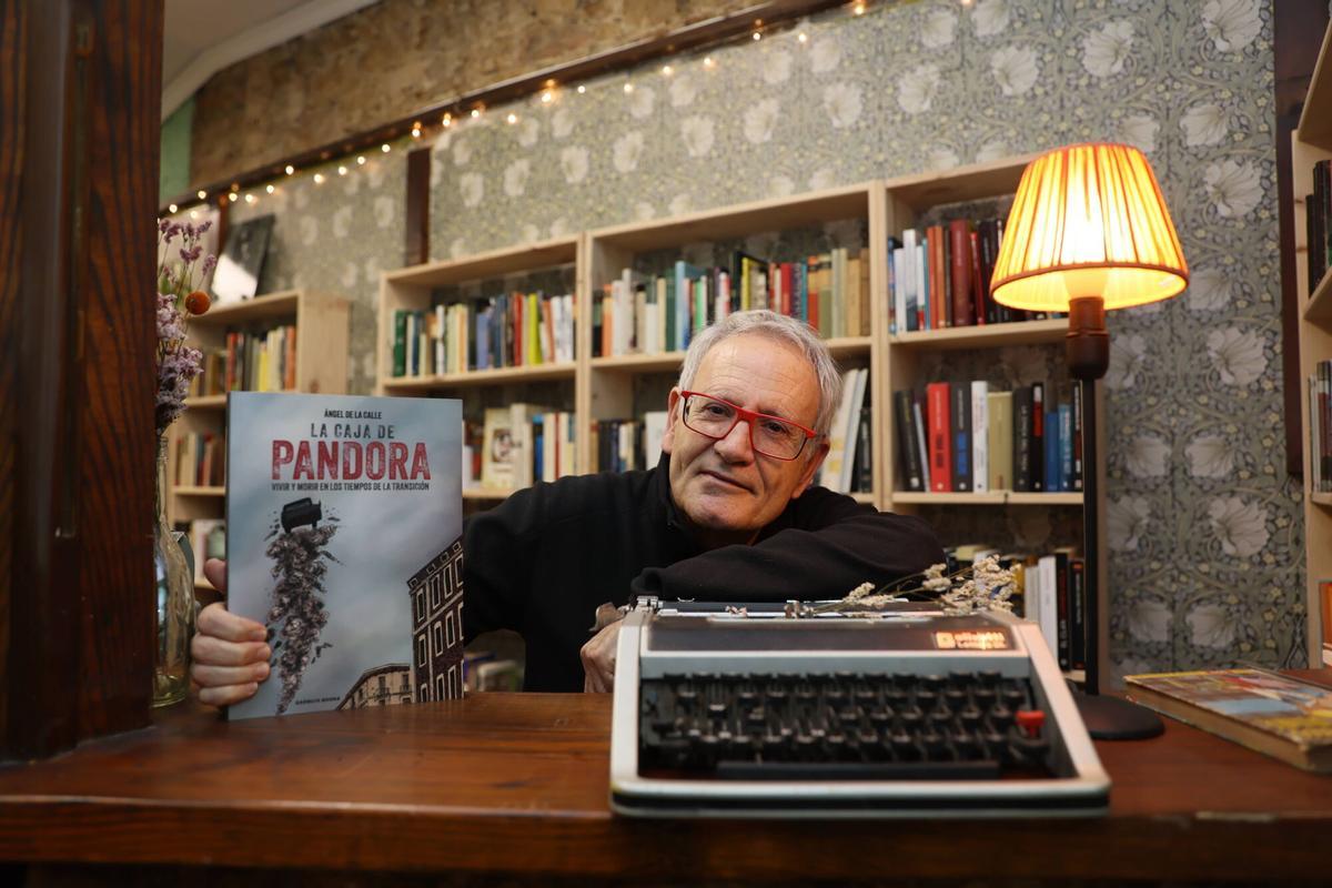 Ángel de la Calle con su libro.