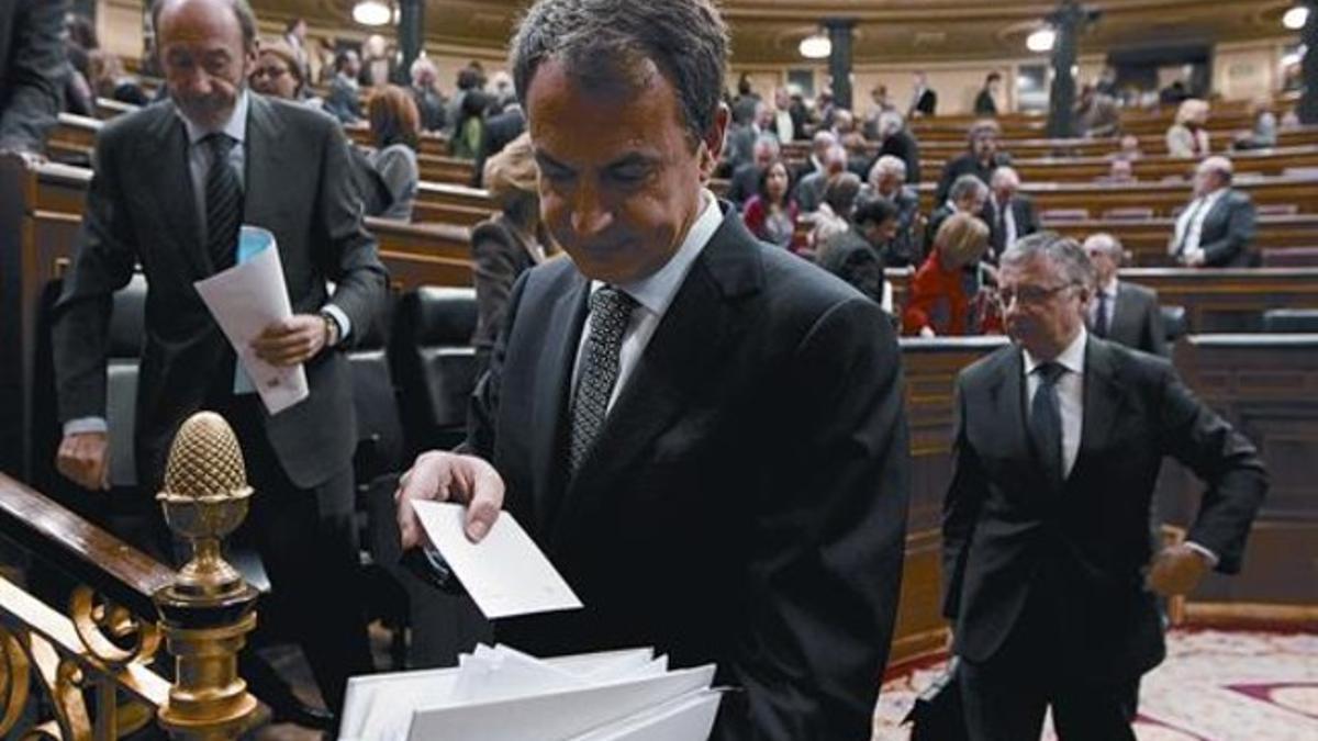 Zapatero, en el Congreso, delante de Rubalcaba y Blanco, ayer.