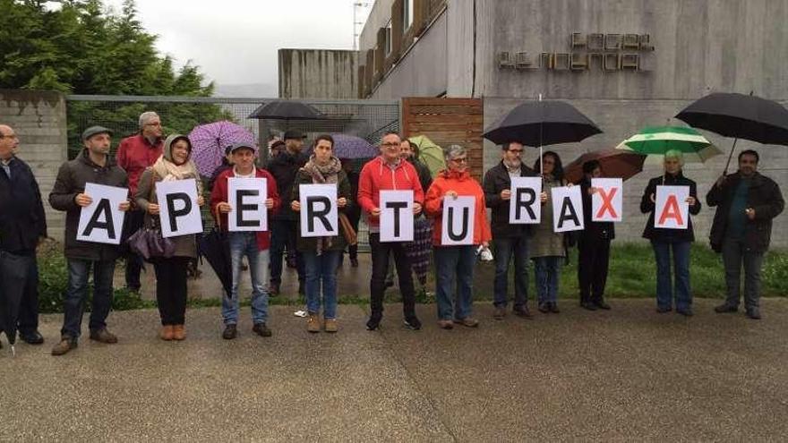 Concentración a las puertas del inmueble, que permanece cerrado.