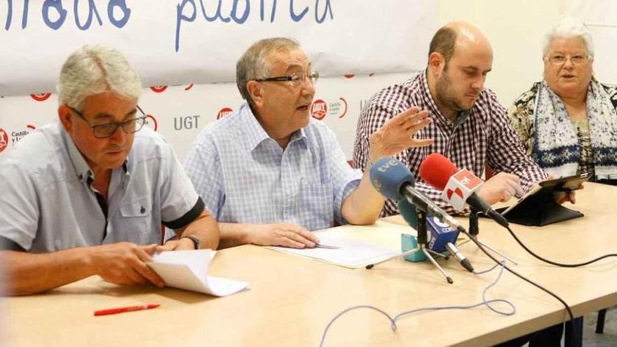 Miembros de la plataforma durante una rueda de prensa. Foto L. O. Z.