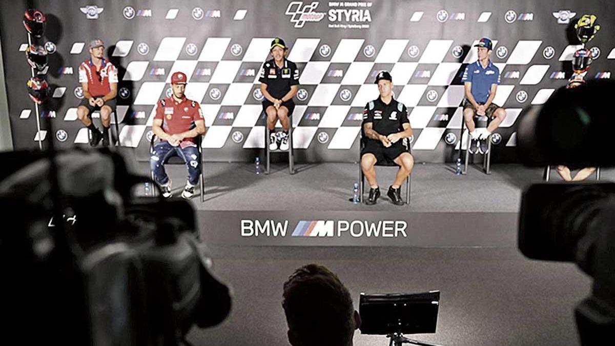 Joan Mir, al fondo de azul, ayer en su comparecencia con el resto de pilotos de MotoGP.