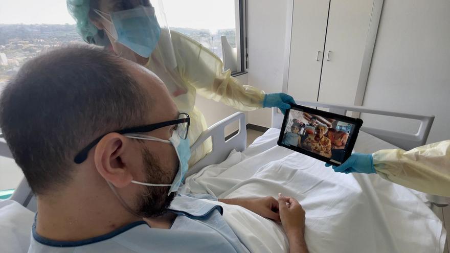 Felipe hablando con su abuela, madre y sobrinos.