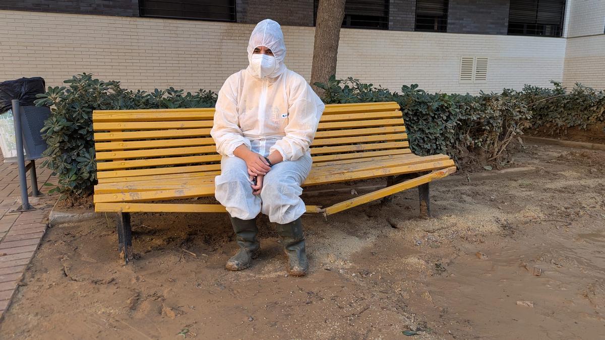 Silvia, una vecina de Paiporta afectada por la dana, en su barrio un mes después.