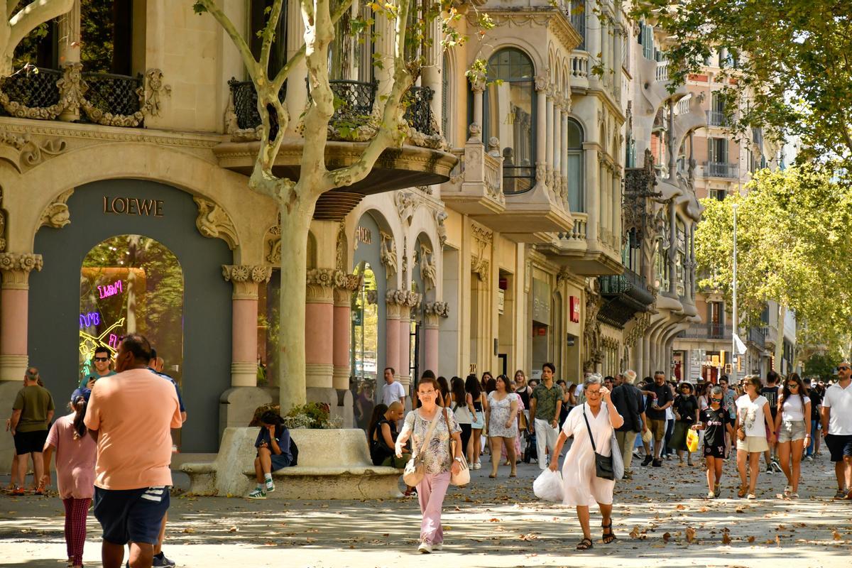 La gente aprovecha las rebajas este fin de semana en Paseo de Gràcia.