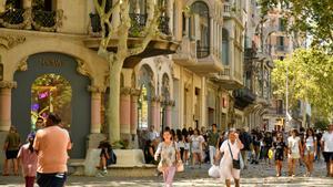 La gente aprovecha las rebajas este fin de semana en Paseo de Gràcia.
