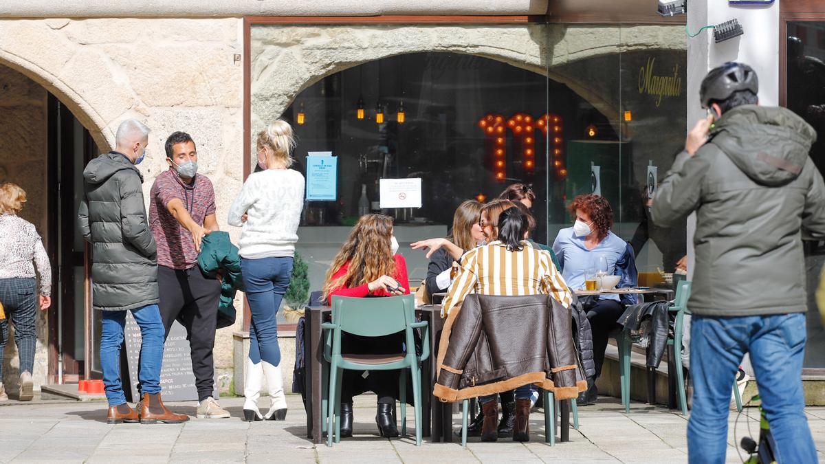 Varias personas disfrutan en una terraza de Vigo.