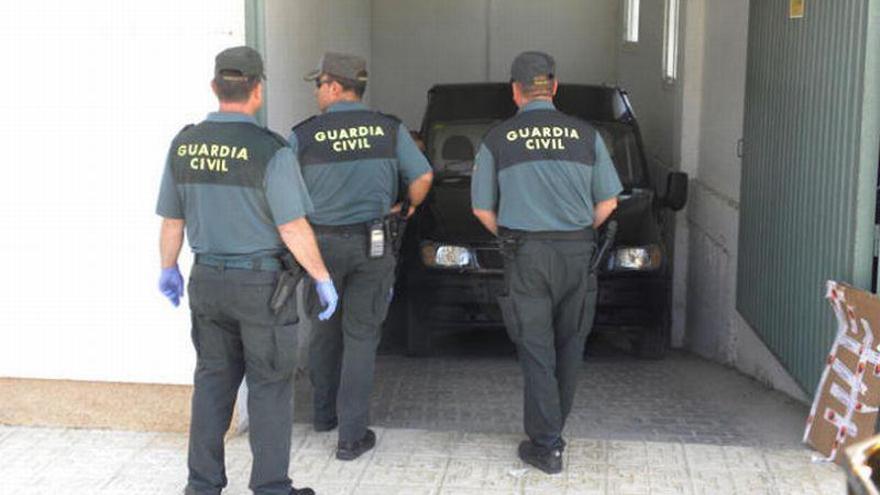 Detenidos dos gerentes de una escuela de pilotos por estafar 220.000 euros