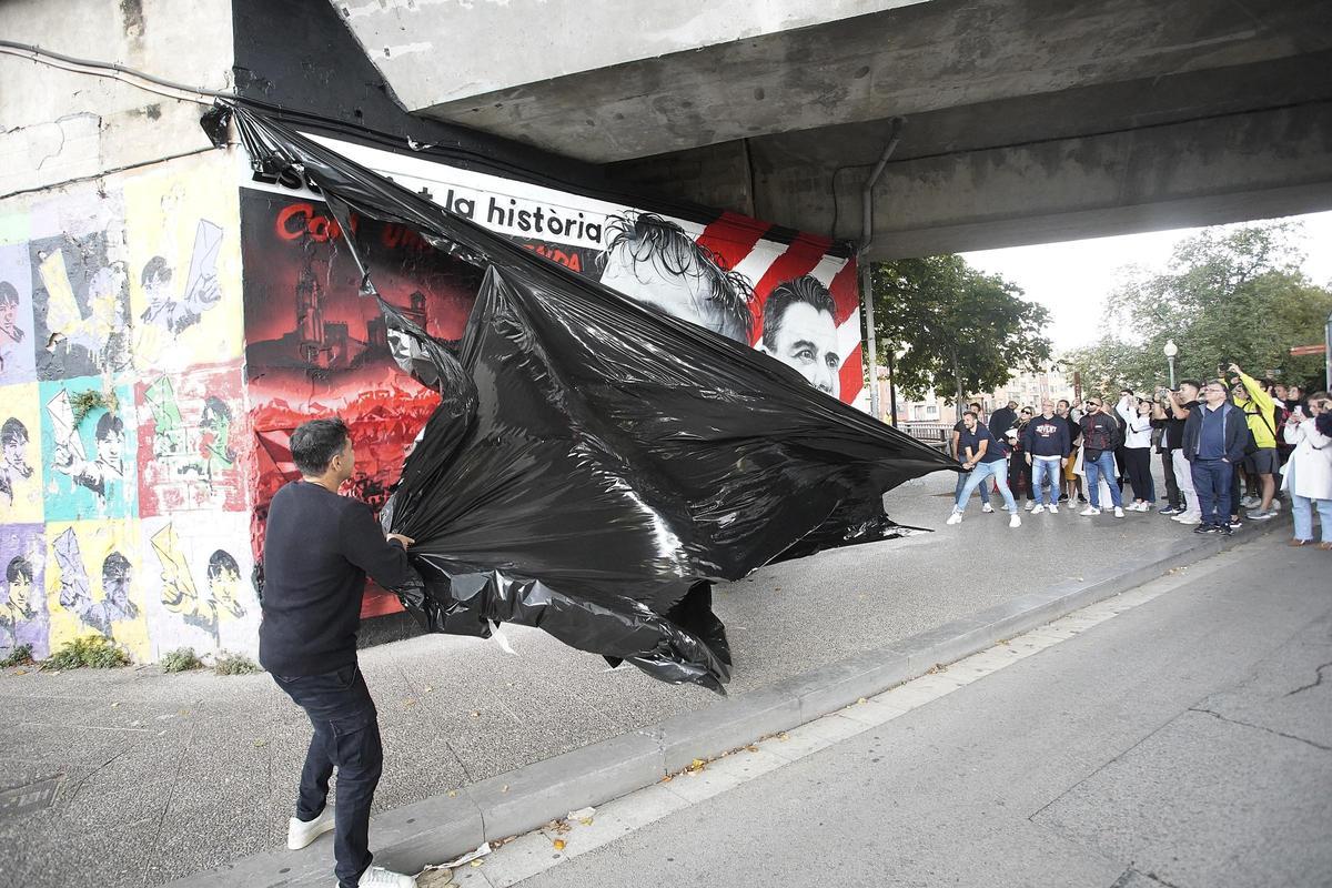 Stuani i Míchel destapen el mural que l'artista Miguel Martínez ha pintat a Girona Stuani i Míchel destapen el mural que l'artista Miguel Martínez ha pintat a Girona