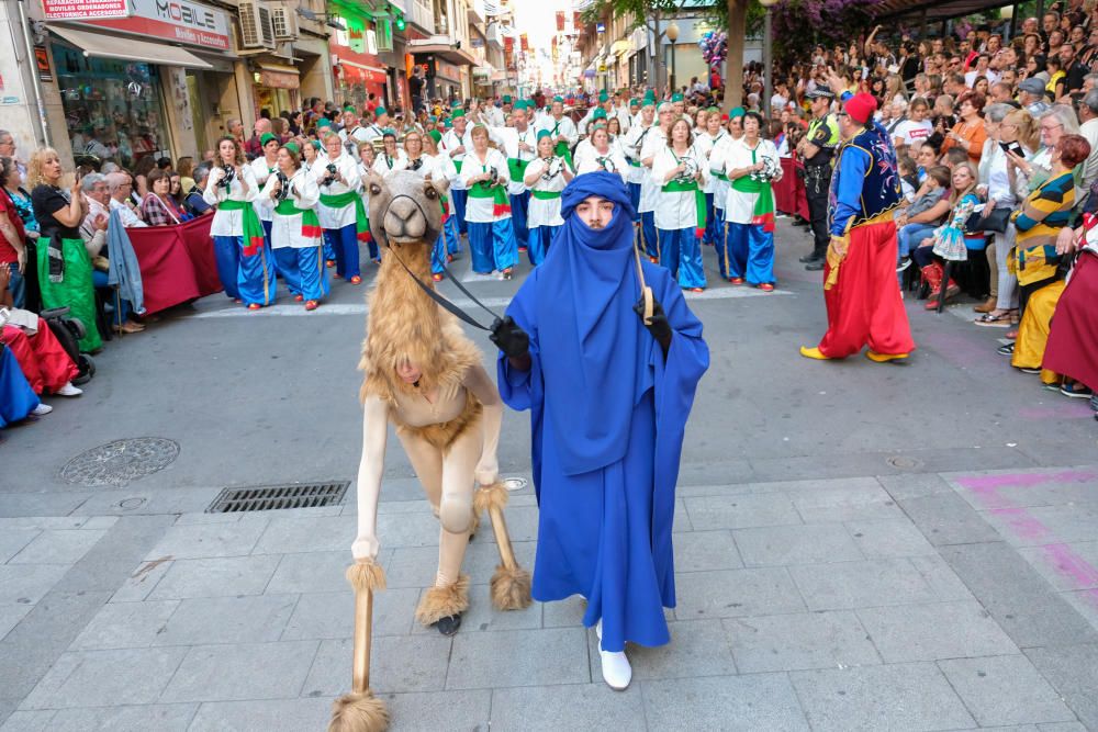 El boato de los Moros Marroquíes se cerró con los guardianes de la maga encerrados y el ejército de camellos.