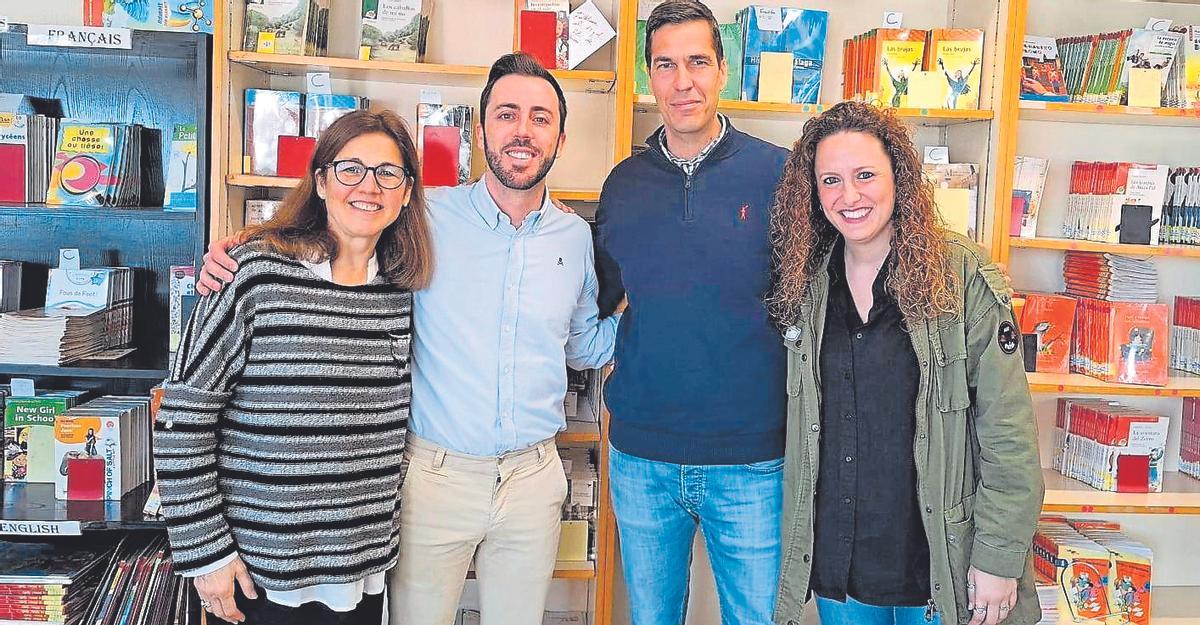 El docente Sergio Ruiz Viruel, junto a Elena Nogués Herrero, jefa de Estudios del colegio García Lorca de Málaga, y los investigadores de la UMA Enrique Sánchez y Coral Ruiz-Roso.