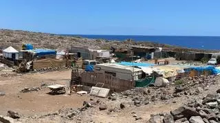 Dos sueldos y no pueden pagar un alquiler: la vida en una chabola de una familia en una zona turística de Tenerife