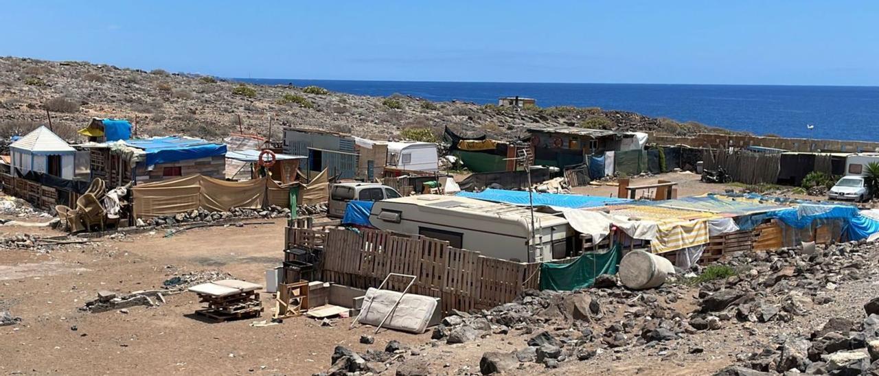 Asentamientos irregulares al lado de la zona en la que está proyectada la urbanización de lujo de Cuna del Alma, en el Puertito de Adeje.