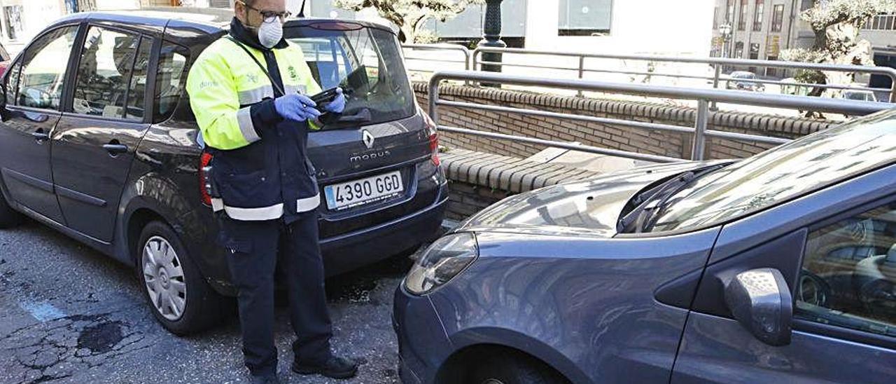 Un trabajador de la XER revisa un vehículo en Vigo.