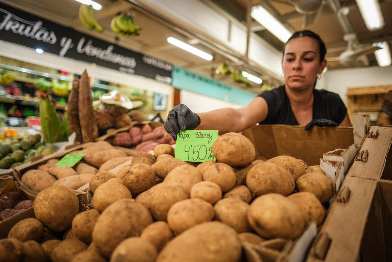 Venta de papas en el Mercado Nuestro Señora de África de Santa Cruz de Tenerife