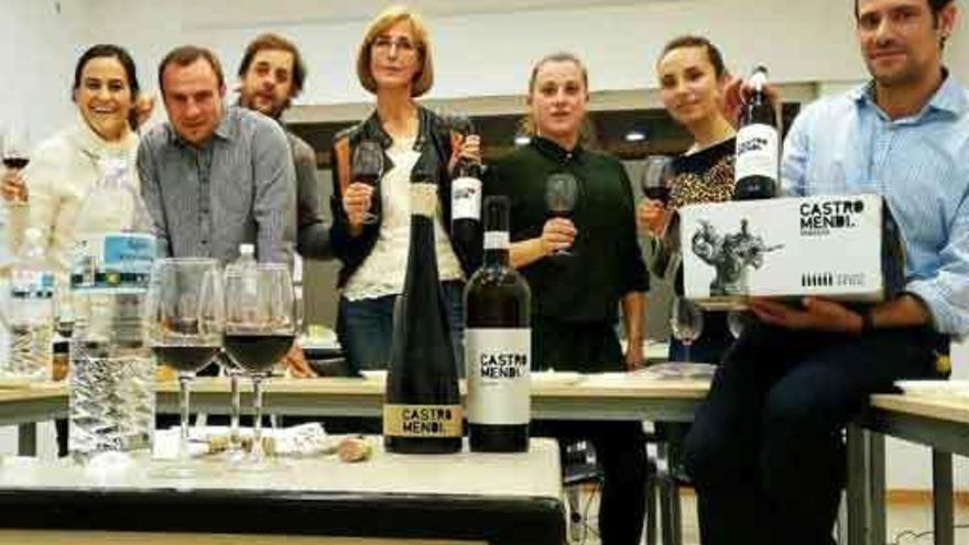 David Mendieta, a la izquierda, en una cata de vinos.
