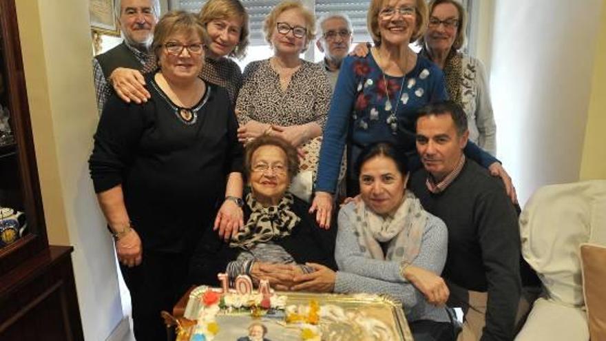 Paquita Sánchez, junto a su familia, celebrando ayer su 104 cumpleaños.