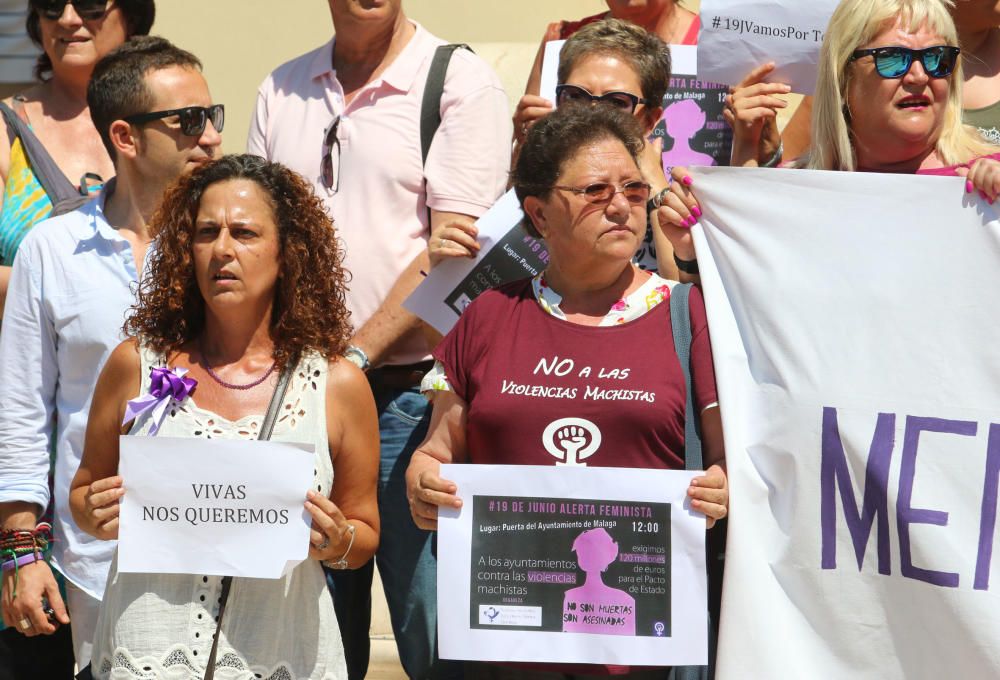 La plataforma tenía previsto hacer un encierro en el Ayuntamiento para exigir al Estado más presupuestos para luchar contra la violencia de género. Antes, han leído un comunicado en la puerta del cons