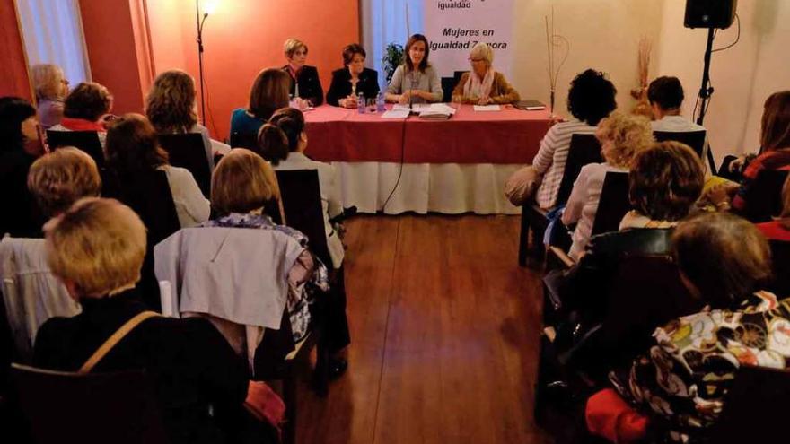 Asamblea de Mujeres en Igualdad celebrada ayer en el Círculo de Zamora-La Oronja.