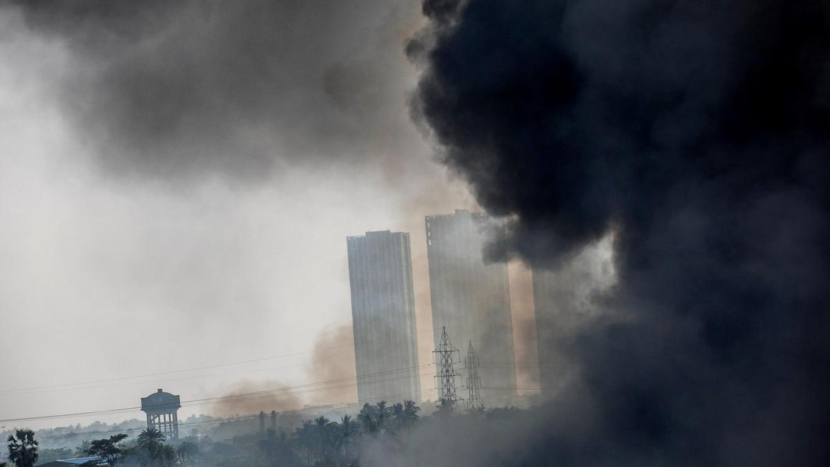 Una nube tóxica por un incendio obliga a confinar 5 municipios catalanes durante 7 horas