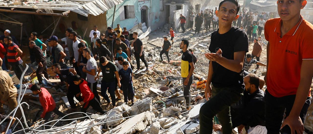 Paisaje destruido tras un ataque aéreo israelí en Khan Younis