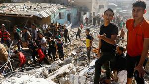 Paisaje destruido tras un ataque aéreo israelí en Khan Younis
