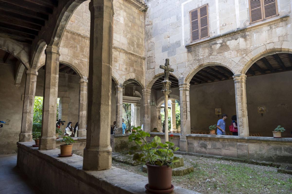 La rueda de prensa de las religiosas del monasterio de Santa Isabel en imágenes