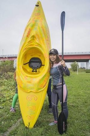 Megumi Igarashi amb un caiac amb la forma de la seva vagina, al riu Tama de Tòquio, l’octubre passat.