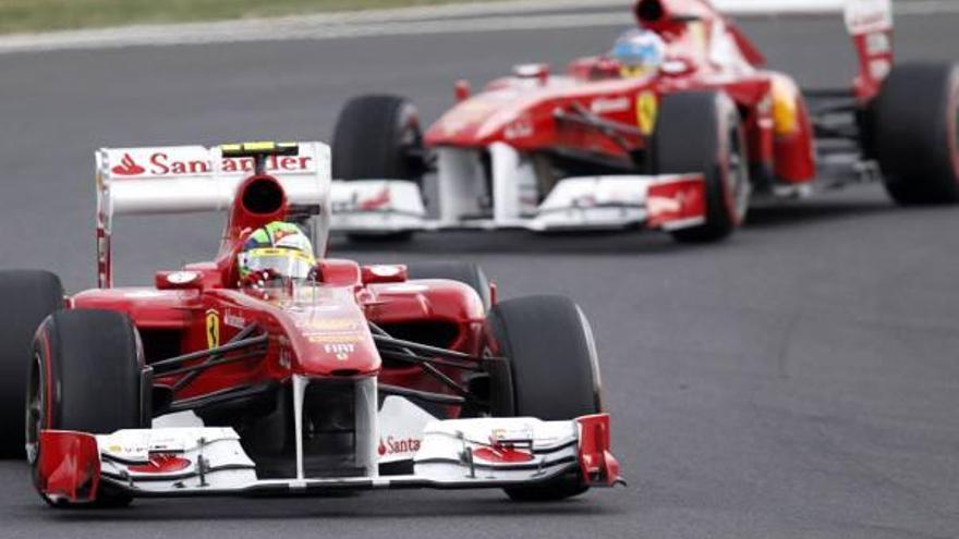 Alonso, en segundo término, en un momento de su larga travesía tras su compañero Felipe Massa.