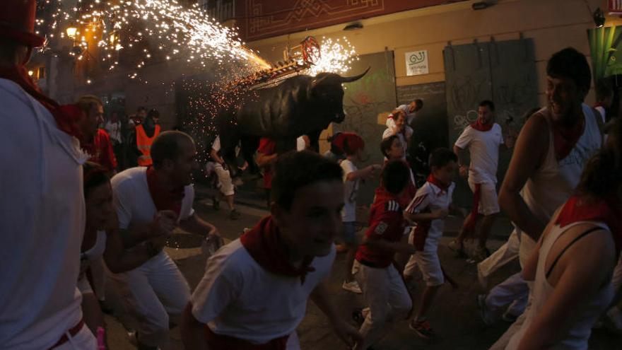 Un momento del &#039;toro de fuego&#039; en Pamplona.