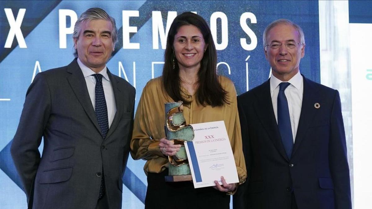 Anna Cristeto recoge el premio junto al presidente de Naturgy, Francisco Reynès (izquierda) y al presidente del Club de la Energía, Miguel Antoñanzas (derecha)