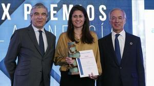 Anna Cristeto recoge el premio junto al presidente de Naturgy, Francisco Reynès (izquierda) y al presidente del Club de la Energía, Miguel Antoñanzas (derecha) 
