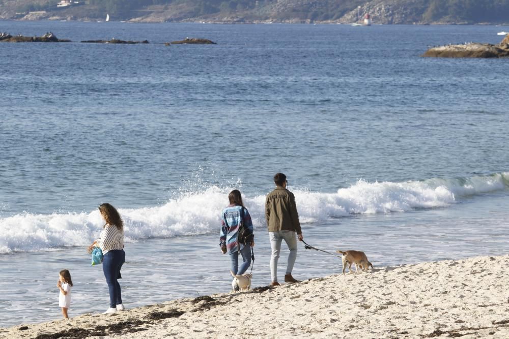 Aspecto de la playa de Samil, en Vigo, un día antes del festivo del 12 de octubre