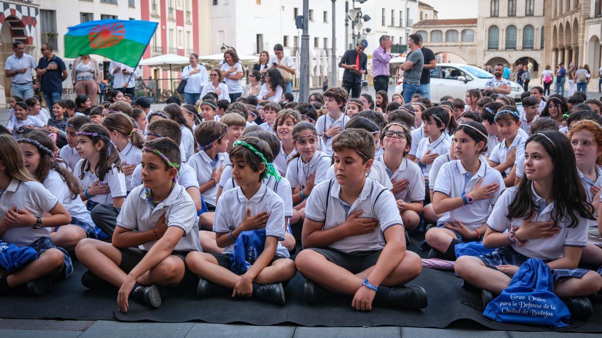 Varios centenares de niños escuchando el himno de Badajoz.