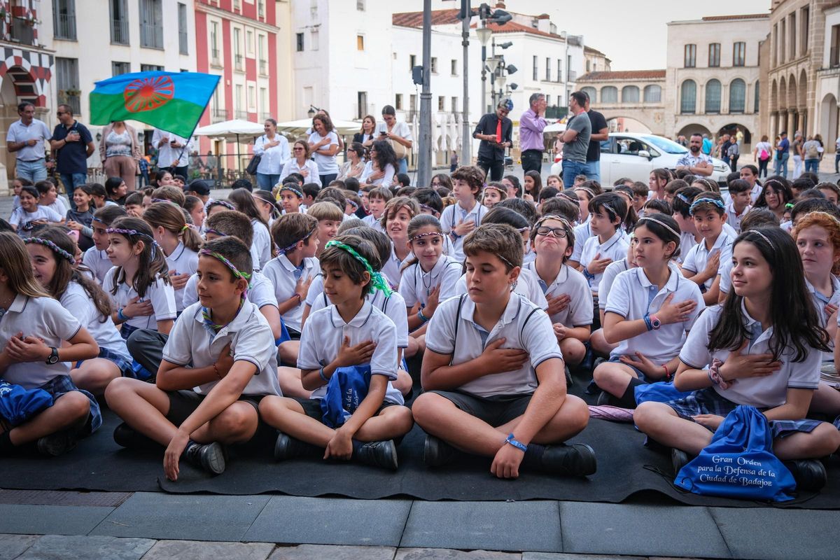 Varios centenares de niños escuchando el himno de Badajoz.