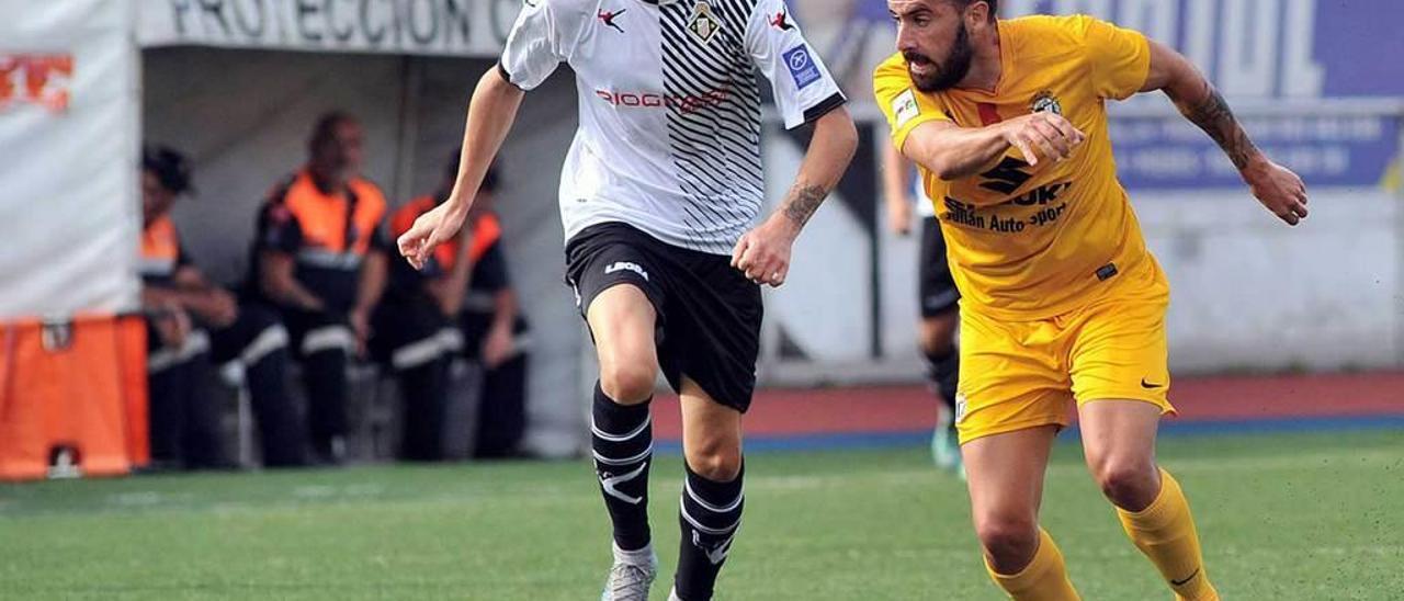 Colo lucha por hacerse con el balón con el delantero del Burgos Adrián.