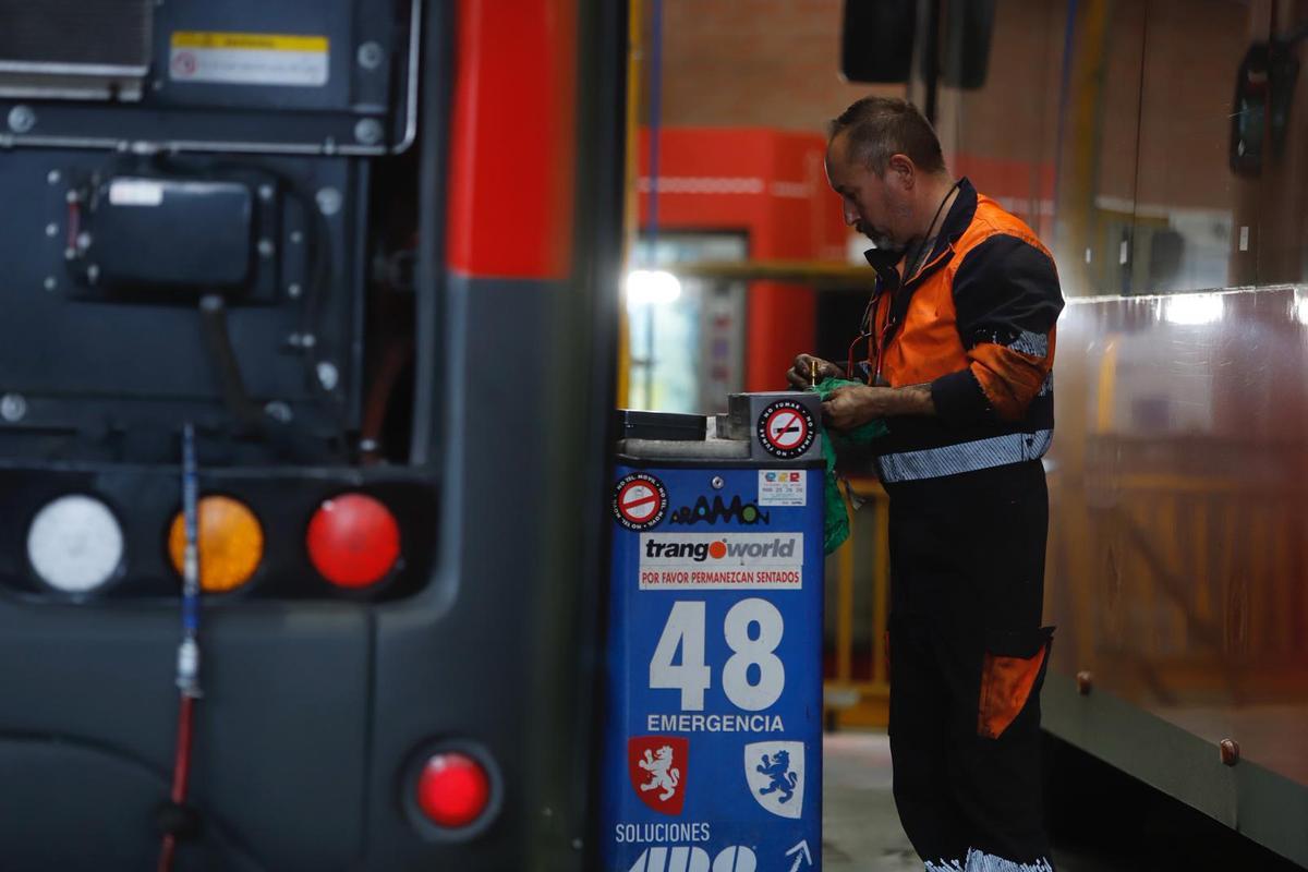 Un mecánico, en los talleres de Avanza reparando uno de los buses urbanos de Zaragoza.