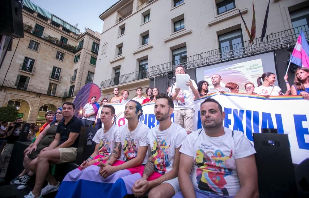 La marcha del Orgullo terminó en la plaza del Ayuntamiento con la lectura del manifiesto.