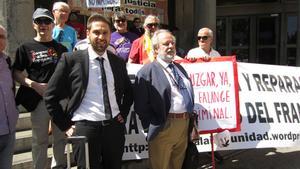 Gerardo Rivas (derecha) en la manifestación en su defensa.