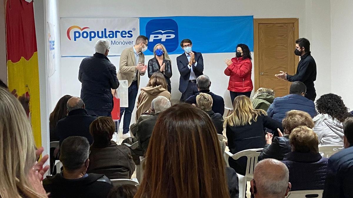 Ana Marhuenda presentando a la nueva ejecutiva local del Partido Popular de Monóvar en diciembre de 2021.