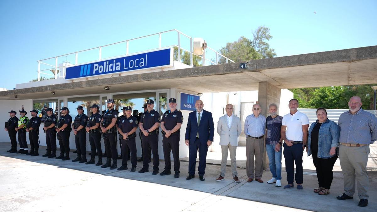 Representantes municipales y policiales este mayo en la presentación del dispositivo de verano en la Oficina de las Meravelles.