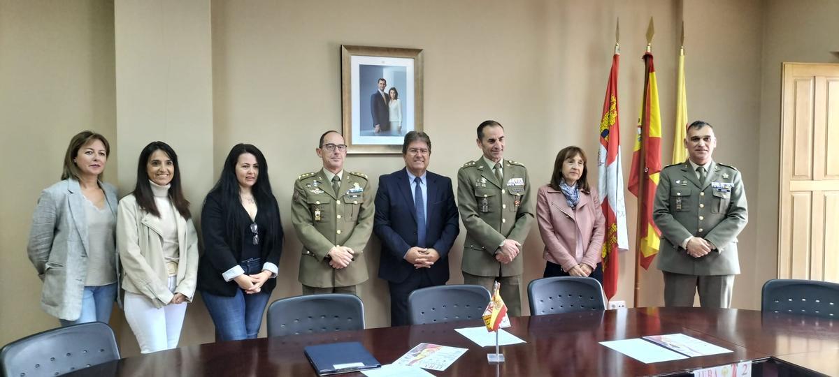 Presentación de la Jura de Bandera en Fuentesaúco con representantes del Ayuntamiento y el Ejército