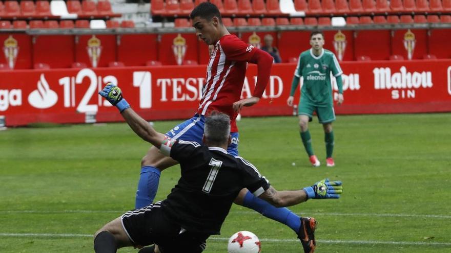 Pablo Fernández trata de superar a un rival.